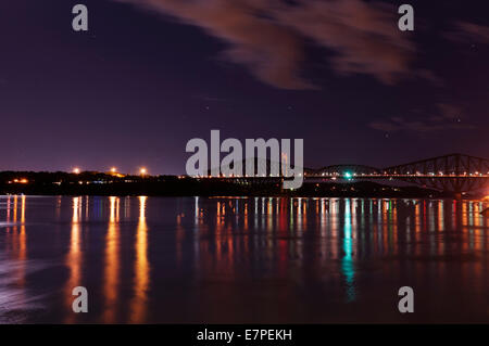 Le fleuve Saint-Laurent et le Pont du Québec au clair de lune, Québec, Canada Banque D'Images