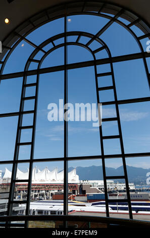 Canada place comme vu à travers une fenêtre en arc, British Columbia, Canada Banque D'Images