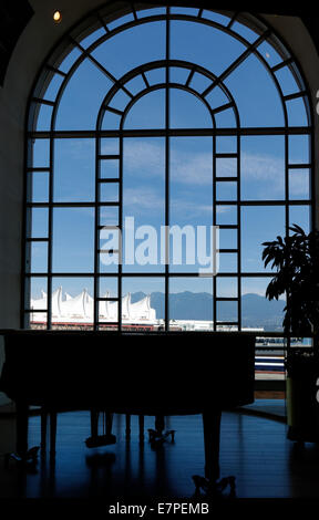 Canada Place vu à travers une fenêtre en arc, Vancouver, British Columbia, Canada Banque D'Images