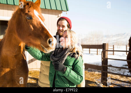 USA, Utah, Salt Lake City, jeune couple cheval course Banque D'Images