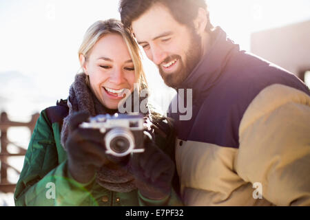 Couple looking at old-fashioned camera Banque D'Images