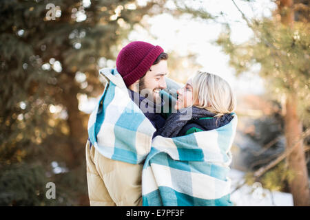 USA, Utah, Salt Lake City, couverture Couple hugging outdoors Banque D'Images