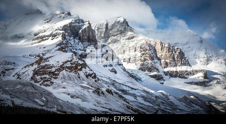 Mont Athabasca, par le champ de glace Columbia, sur la promenade des Glaciers, Jasper National Park, Alberta, Canada, Amérique du Nord. Banque D'Images