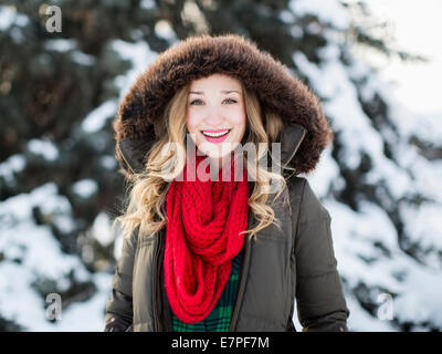 USA, Utah, Salt Lake City, Portrait de femme portant foulard rouge smiling outdoors Banque D'Images