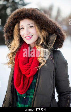 Portrait de femme portant foulard rouge smiling outdoors Banque D'Images