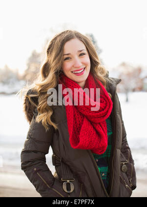 Portrait de femme portant foulard rouge smiling outdoors Banque D'Images