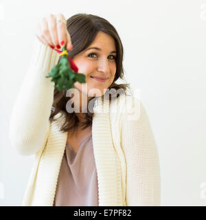 Studio shot of woman holding Christmas wreath Banque D'Images