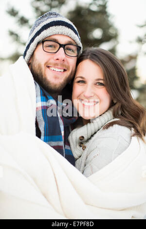 Portrait de couple blanket smiling outdoors Banque D'Images