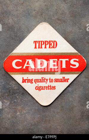 Vintage British Beermat Cadets de la publicité des cigarettes Banque D'Images
