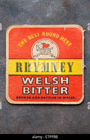 Vintage Welsh Beermat Brasserie bière locale publicité 'Amer' Gallois Rhymney brassée et embouteillée au Pays de Galles Banque D'Images