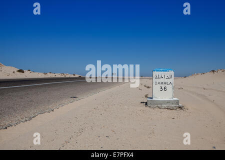 Signal à distance dans une route du désert au Sahara occidental le maroc Banque D'Images