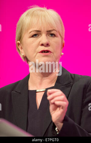 Manchester, UK. 22 Septembre, 2014. Johann Lamont, leader du parti travailliste écossais, les adresses l'auditorium le deuxième jour de la conférence annuelle du Parti travailliste à Manchester Central Convention Complex Crédit : Russell Hart/Alamy Live News. Banque D'Images