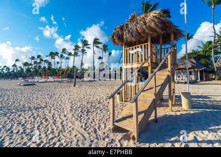 Lifeguard house sur une belle journée d'été avec bleu ciel nuageux et locations de maisons derrière. Banque D'Images