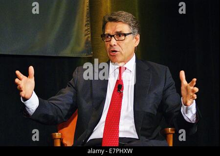 Austin, Texas, États-Unis. Sep 21, 2014. Le gouverneur du Texas, Rick Perry est interviewd par Texas Tribune Fondateur et PDG Evan Smith au cours de la Texas Tribune Festival 2014 à Austin, Texas, le dimanche, 21/09/2014. Dans l'interview menée par Evan Smith, M. Perry s'est vanté d'emplois dans l'État du Texas au cours de son mandat comme gouverneur.Un potentiel 2016 candidat présidentiel républicain, M. Perry a déclaré qu'il prendrait sa décision finale au sujet de ses aspirations présidentielles américaines au cours de 2015.Rick Perry © Jeff Newman/Globe Photos/ZUMA/Alamy Fil Live News Banque D'Images