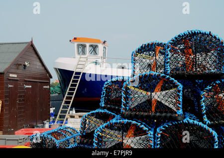 Des casiers à homard et de pêche bateau sur l'Île Sainte de Lindisfarne, Northumbria, dans le nord de l'Angleterre. Banque D'Images