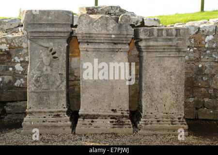 Des copies des pierres trouvées au Mithraeum près de mur d'Hadrien. Le temple était dédié au dieu Mithra et a été populaire auprès des soldats romains. Banque D'Images