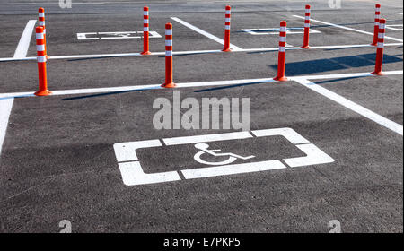L'espace de stationnement réservé aux personnes handicapées dans un commerce de détail shoppers parking Banque D'Images