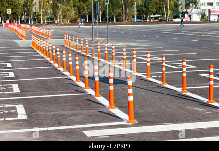 Passage pour piétons sur un parking d'asphalte gris Banque D'Images
