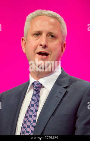 MANCHESTER, UK. 22 Septembre, 2014. Ivan Lewis, secrétaire d'ombre pour l'Irlande du Nord, les adresses l'auditorium le deuxième jour de la conférence annuelle du Parti travailliste à Manchester Central Convention Complex Crédit : Russell Hart/Alamy Live News. Banque D'Images