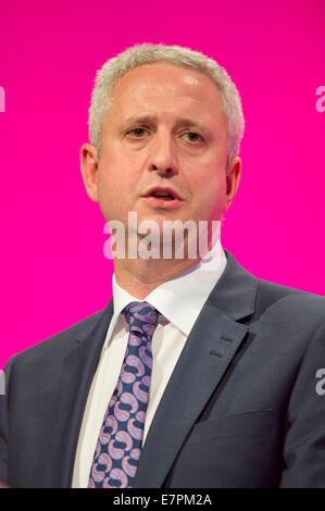 MANCHESTER, UK. 22 Septembre, 2014. Ivan Lewis, secrétaire d'ombre pour l'Irlande du Nord, les adresses l'auditorium le deuxième jour de la conférence annuelle du Parti travailliste à Manchester Central Convention Complex Crédit : Russell Hart/Alamy Live News. Banque D'Images