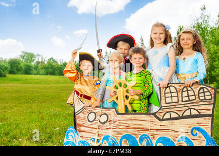 Enfants heureux dans différents costumes sur navire Banque D'Images