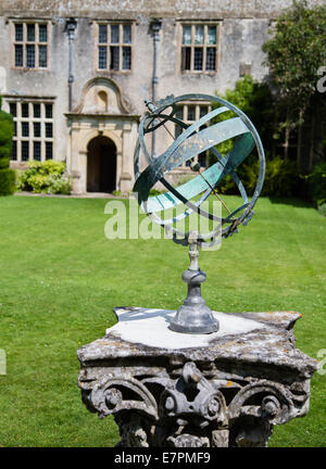 Sphère armillaire sur les pelouses à Avebury Manor dans le village d'Avebury dans le Wiltshire UK Banque D'Images