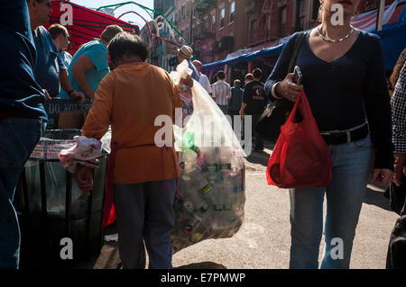 New York, NY - 18 septembre 2010 les recycleurs d'Asie à fouiller dans la corbeille à la fête de San Genarro à la recherche d-bot Banque D'Images