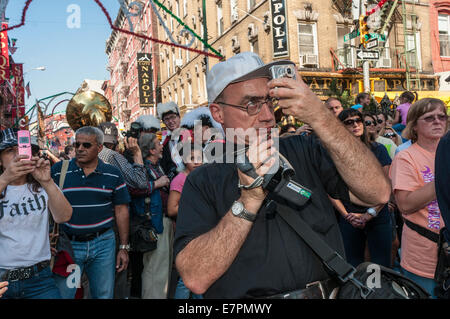 New York, NY - 18 septembre 2010 - Photographe prend à la fois de la vidéo et des photographies pendant la procession de San Gennaro Banque D'Images