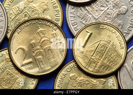 Pièces de monnaie de la Serbie. Le Monastère de Gracanica au Kosovo et le bâtiment de la Banque nationale de Serbie représenté dans les pièces de monnaie dinar serbe. Banque D'Images