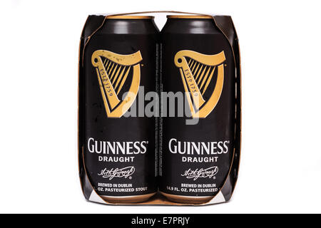 Bière Guinness glacée avec condensation sur les bidons Banque D'Images