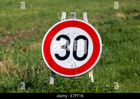 Limite de vitesse 30, signalisation routière République tchèque Banque D'Images