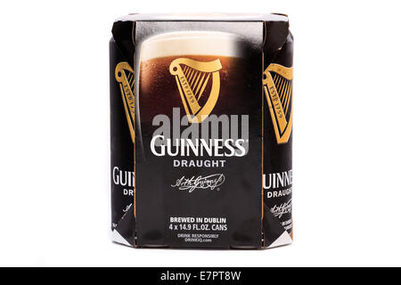 Bière Guinness glacée avec condensation sur les bidons Banque D'Images