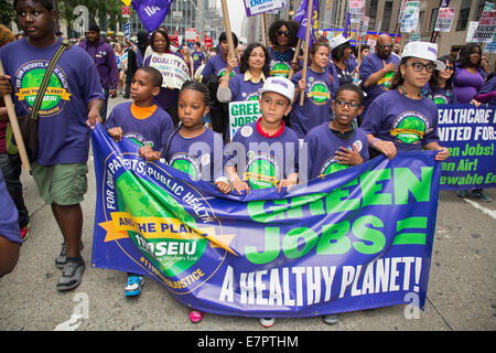 New York, New York USA - 21 septembre 2014 - Les membres et les enfants de l'Union internationale des employés de Service se sont joints à des centaines de milliers dans le climat de la 'Personnes' mars pour exiger une action urgente contre la menace du changement climatique. Crédit : Jim West/Alamy Live News Banque D'Images