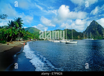 Petit Piton au-dessus de la Baie d'Margretoute sur St Lucia près du village de Soufrière dans West Indies Banque D'Images