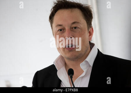 Boca Chica, Texas USA. 22 Sep, 2014. Elon Musk aide à briser la masse à la Boca Chica, Texas site de son nouveau port de l'espace dans le sud du Texas. Le site distant est de Brownsville, Texas est à trois kilomètres de l'embouchure du fleuve Rio Grande et Texas' frontière avec le Mexique. Credit : Bob Daemmrich/Alamy Live News Banque D'Images