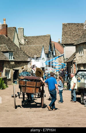 L'acteur Jim Carter monter dans une calèche lors du tournage d'Cranford dans village Lacock UK Banque D'Images