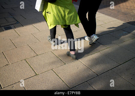 Les femmes en marche street Banque D'Images