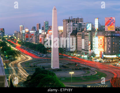 Avenida 9 de Julio à la tombée de la nuit à Buenos Aires avec l'Obélisque et de trafic Banque D'Images