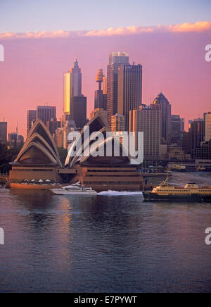 Ferry-boat ou bateau-taxi traversant le Port de Sydney au lever du soleil Banque D'Images