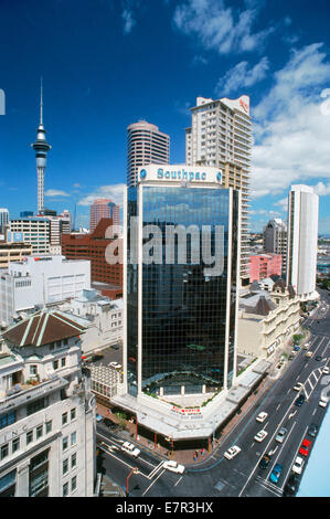 Sur les toits de la ville d'en haut avec Skytower au centre-ville d'Auckland, Nouvelle-Zélande Banque D'Images