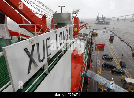 Shanghai, Chine. Sep 23, 2014. Brise-glace Xuelong, ou 'Snow', Dragon berthes à son port d'attache après deux mois et demi, la mission à Shanghai, est de la Chine, 23 septembre 2014. Xuelong partit de Shanghai le 11 juillet et a depuis parcouru quelque 22 000 km d'explorer des domaines clés tels que la mer de Béring, la mer de Tchoukotka et le bassin Canada. Il s'est rendu jusqu'à 81,11 degrés de latitude nord et 156,30 degrés de longitude est, l'équipe dit. © Ding Ting/Xinhua/Alamy Live News Banque D'Images