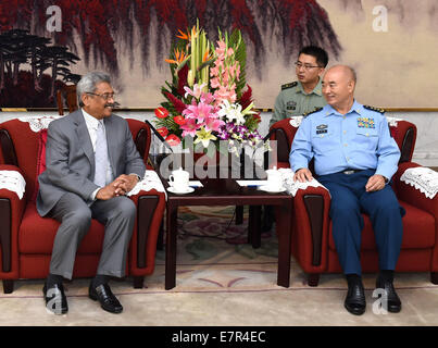 Beijing, Chine. Sep 23, 2014. Xu Qiliang (R), vice-président de la Commission militaire centrale de Chine, rencontre avec Gotabaya Rajapaksa, secrétaire de la Défense du Sri Lanka et du développement urbain, Ministère à Beijing, capitale de la Chine, 23 septembre 2014. © Liu Jiansheng/Xinhua/Alamy Live News Banque D'Images