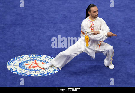 Incheon, Corée du Sud. Sep 23, 2014. Seropian Avedis du Liban effectue au cours de la compétition de Taijijian men's Taijiquan Taijijian & all-round événement Wushu à la 17e Jeux asiatiques à Incheon, Corée du Sud, 23 septembre 2014. © Lin Yiguang/Xinhua/Alamy Live News Banque D'Images