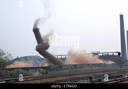 Photo prise le 25 avril 2014 montre l'archaïsme les cheminées démolies à Urumqi, Chine du Nord, Province de Hebei. Les émissions de carbone de la Chine a enregistré la plus forte baisse des dernières années comme la nation contribue à améliorer la croissance de réajustement structurel de la qualité. Dans la première moitié de 2014, la Chine est l'intensité de carbone a été réduit d'environ 5 pour cent, la plus forte baisse depuis de nombreuses années. Banque D'Images