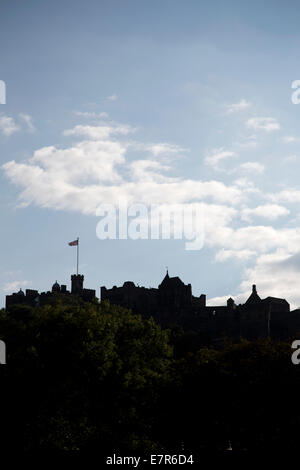 La silhouette du château d'Édimbourg avec l'Union Jack flag flying sur elle. Banque D'Images