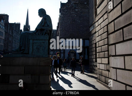 Les gens en passant devant la statue de la silhouette du philosophe écossais David Hume sur le Royal Mile d'Édimbourg. Banque D'Images