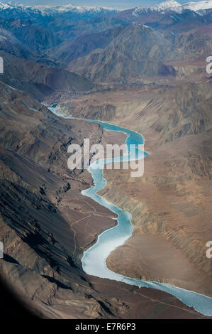 Himalaya de lutte en hiver vol pour Leh, Ladakh, Inde, l'Indus, fleuve, congelés Banque D'Images