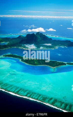 Vue aérienne de l'île de Bora Bora, ancrée en bleu dans le Pacifique Sud, la Polynésie française a également appelé l'archipel des îles de la société Banque D'Images