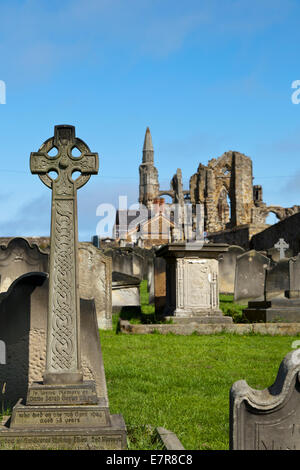 Cimetière de l'église de Saint Mary avec l'abbaye de Whitby en arrière-plan Banque D'Images