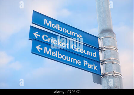 Plaque de rue à Melbourne indiquant la direction de la cricket ground Banque D'Images